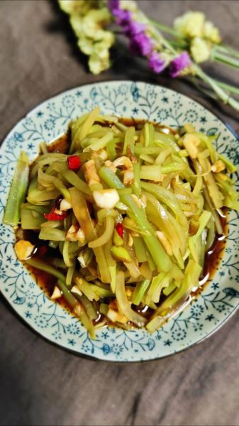 凉拌笋丝怎么做_凉拌笋丝需要焯水吗