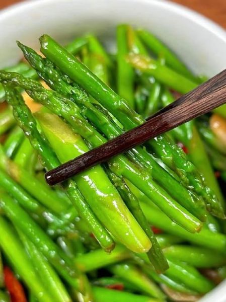 炒芦笋的家常做法_芦笋怎么炒才脆嫩