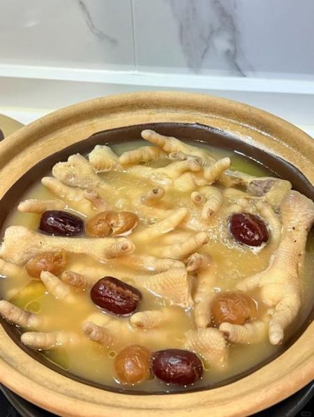 药膳鸡的做法_如何炖出香浓不腻