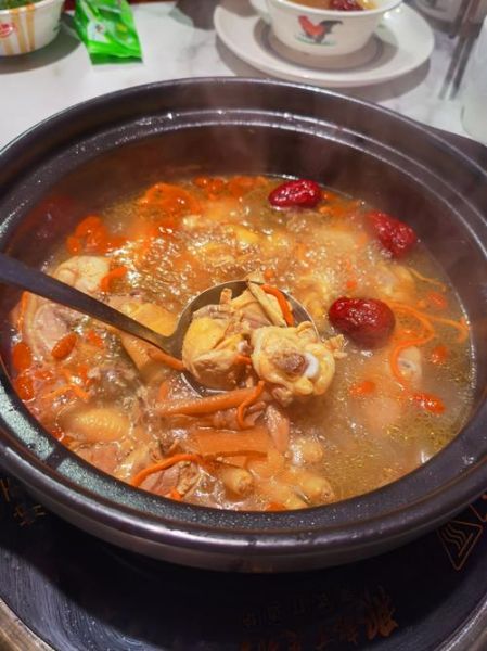 药膳鸡的做法_如何炖出香浓不腻