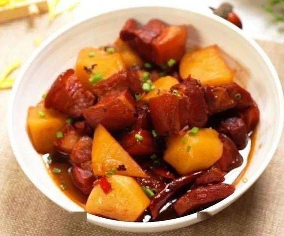 土豆红烧肉怎么做_红烧肉土豆先放哪个