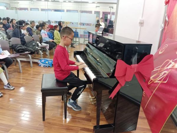 弹钢琴手指僵硬怎么办_零基础学钢琴多久能弹曲子