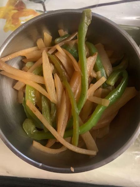 尖椒土豆丝怎么做才脆_土豆丝要不要泡水