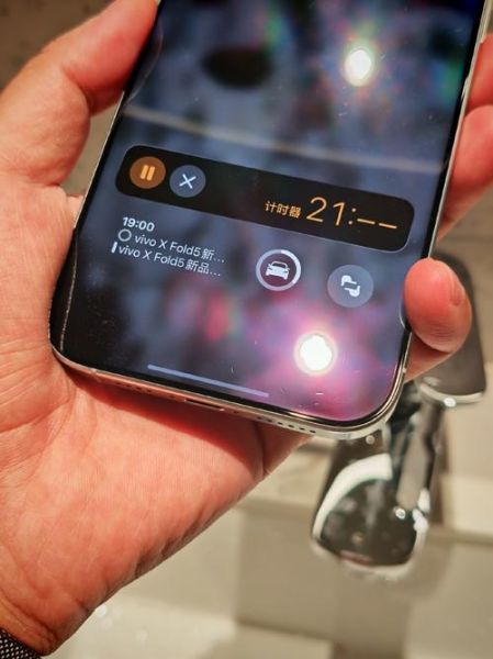 手机屏幕裸奔一年会怎么样_裸屏使用一年后划痕多吗