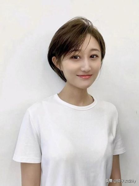 脑门突出怎么改善_脑门高适合什么发型