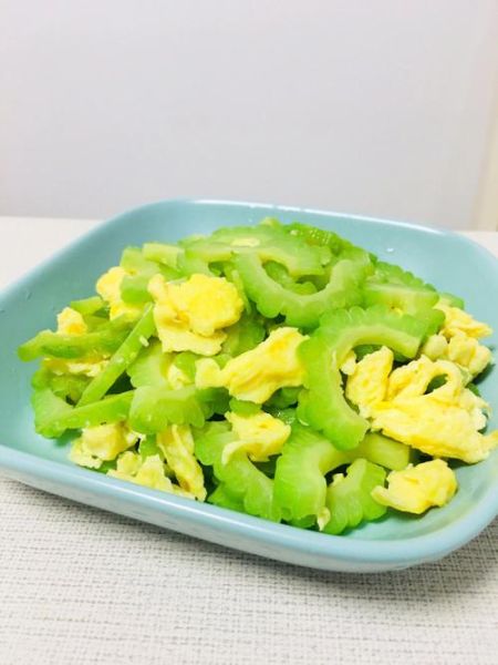 鸡蛋炒苦瓜怎么做不苦_苦瓜炒蛋要不要焯水
