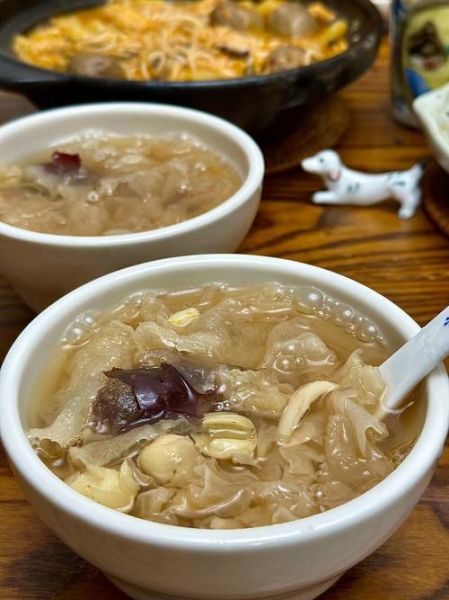 银耳莲子百合羹怎么做_银耳莲子百合羹的功效与禁忌