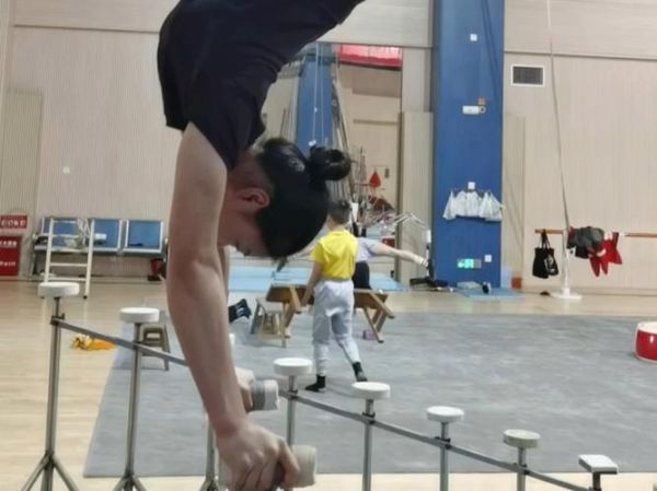 演杂技需要哪些基本功_杂技训练多久能上台