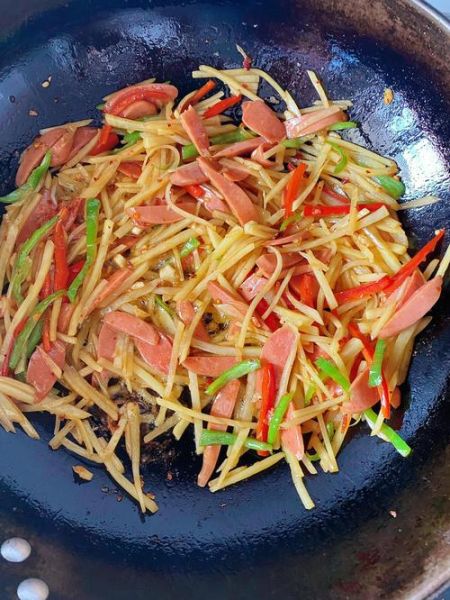 土豆炒火腿肠怎么做_火腿肠炒土豆先放哪个