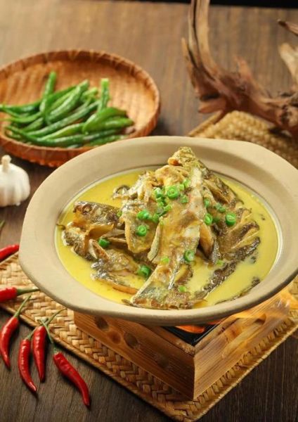 黄焖鱼怎么做才好吃_家常黄焖鱼的做法窍门