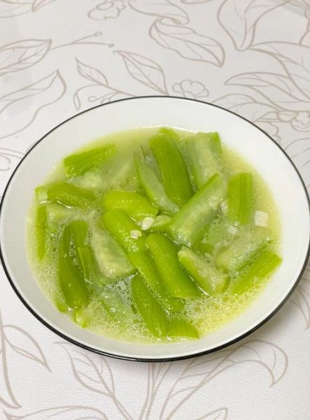 炒丝瓜怎么炒才翠绿不黑_丝瓜要不要焯水