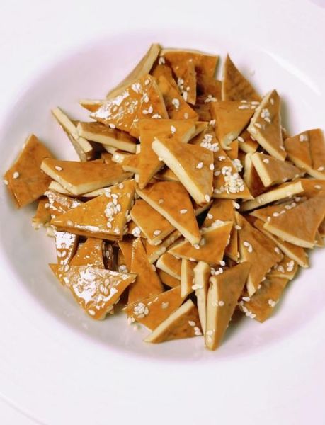 凉拌豆干怎么做_凉拌豆干需要焯水吗