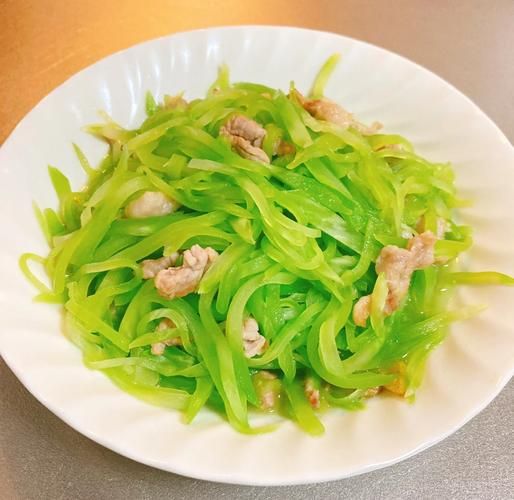 莴苣炒肉片怎么做_莴苣炒肉片需要焯水吗