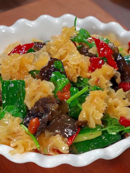 凉拌银耳怎么做才脆爽_银耳凉拌要不要焯水