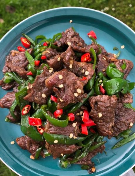牛肉炒青椒怎么做才嫩_家常牛肉炒青椒技巧