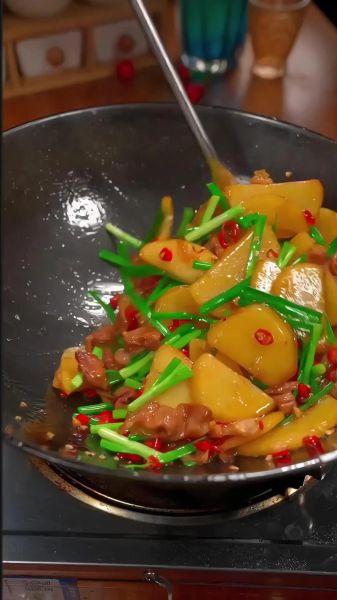 土豆片炒肉怎么炒好吃_家常做法步骤