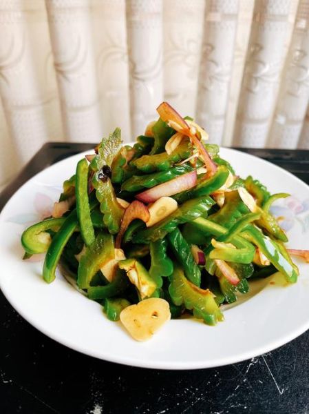 凉拌苦瓜怎么做不苦_苦瓜焯水几分钟去苦味