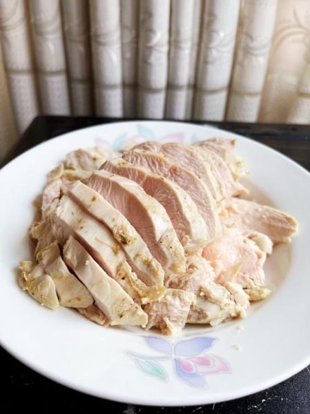 水煮鸡胸肉怎么做_水煮鸡胸肉热量多少