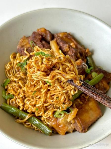 排骨焖面的家常做法_排骨焖面怎么做好吃又入味