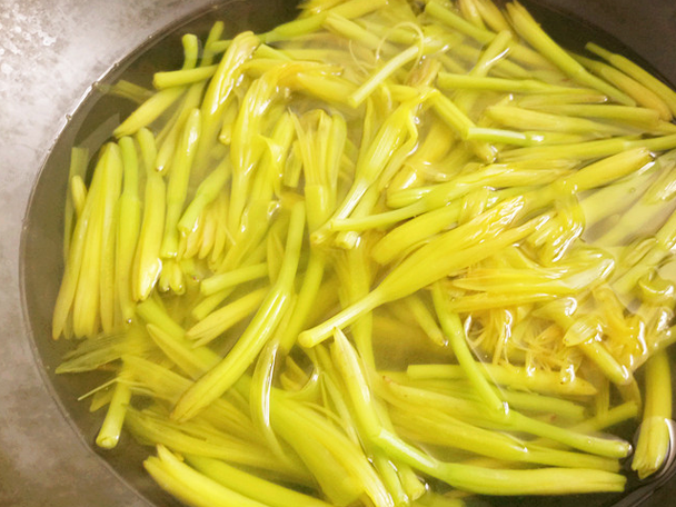 黄花菜炒鸡蛋怎么做_黄花菜要不要焯水