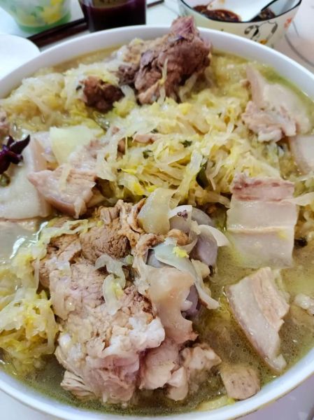 酸菜炖大骨头怎么做_东北家常做法