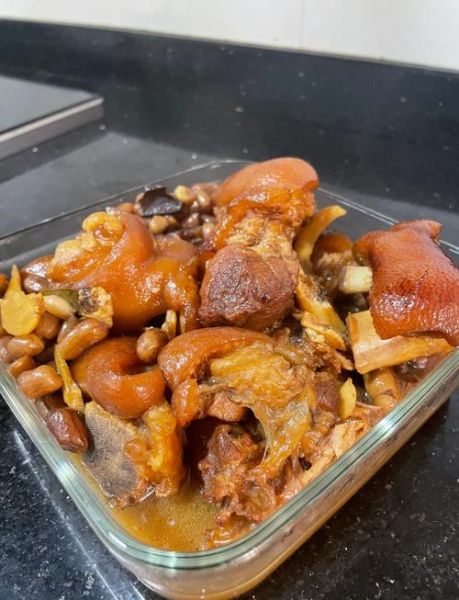 花生焖猪手怎么做_花生焖猪手要焯水吗