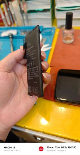 苹果手机电池鼓包怎么办_苹果手机电池鼓包还能用吗