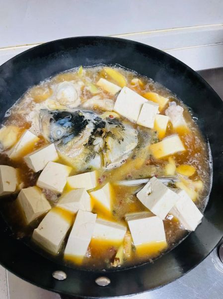 鲤鱼炖豆腐怎么做_鲤鱼炖豆腐的家常做法