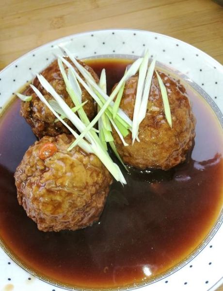 狮子头怎么做好吃_狮子头配料有哪些