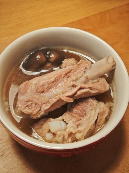 炖大骨头汤怎么炖才白_炖大骨头汤需要焯水吗