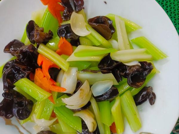 西芹百合怎么炒好吃_西芹百合的家常做法