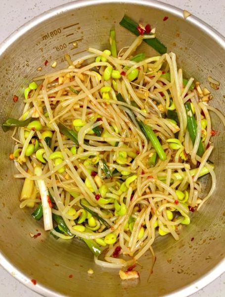 凉拌黄豆芽怎么做_黄豆芽焯水几分钟才脆