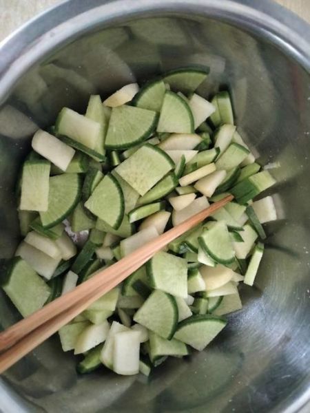 凉拌萝卜片怎么做_萝卜片要不要焯水