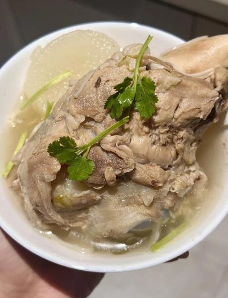 筒骨汤怎么炖才白_筒骨汤放什么配料最香