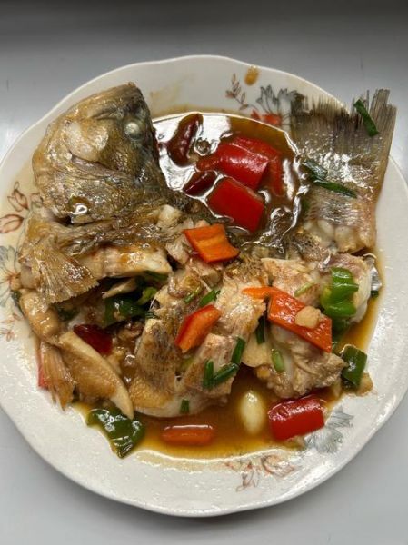 红烧鲈鱼怎么做好吃_家常红烧鲈鱼的做法窍门