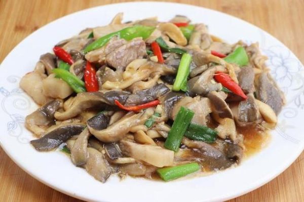 平菇炒肉怎么炒才嫩_平菇炒肉要不要焯水