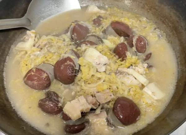 东北酸菜炖五花肉怎么做_酸菜炖五花肉的家常做法