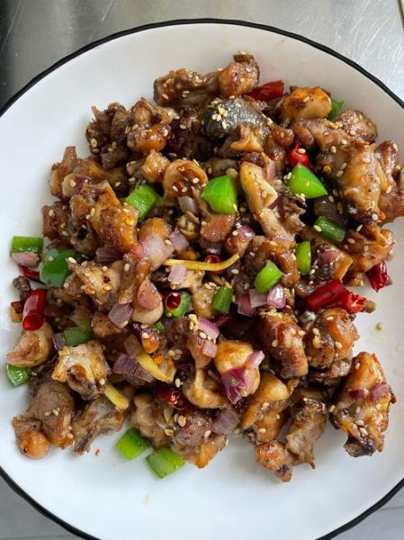 辣子鸡丁怎么做才外酥里嫩_家常辣子鸡丁用鸡腿还是鸡胸