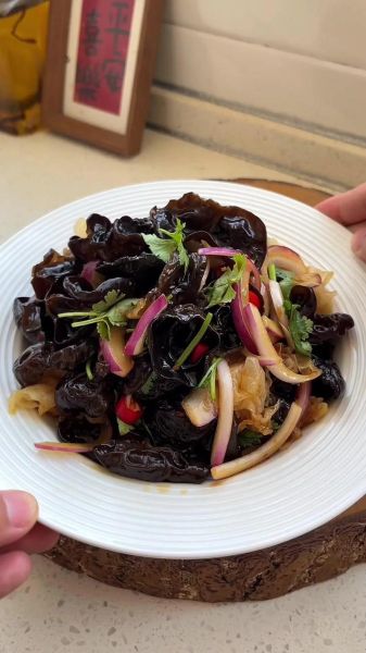 木耳怎么泡发_木耳凉拌的做法