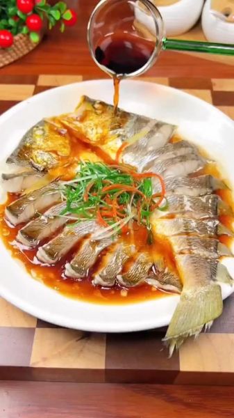 清蒸鱼怎么蒸才鲜嫩_清蒸鱼的做法步骤