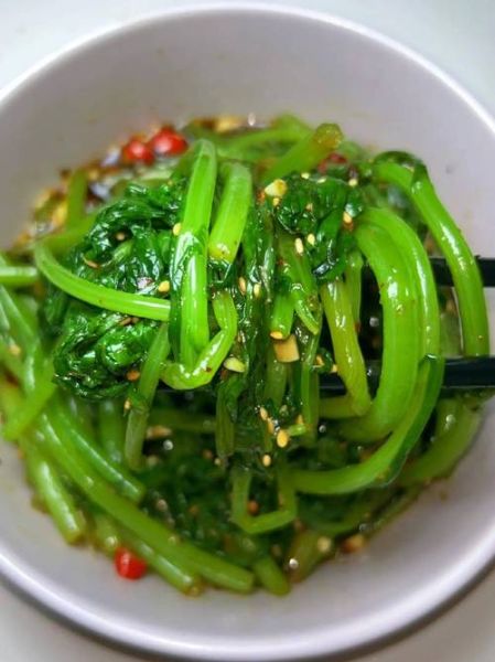 凉拌茼蒿怎么做_凉拌茼蒿要不要焯水