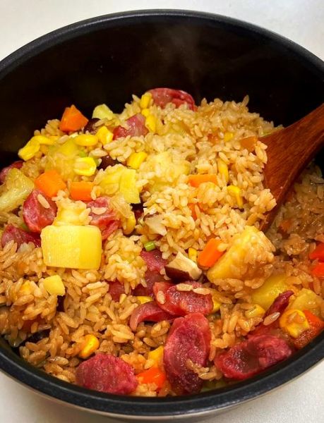 腊肠米饭电饭锅怎么做_腊肠饭水米比例是多少