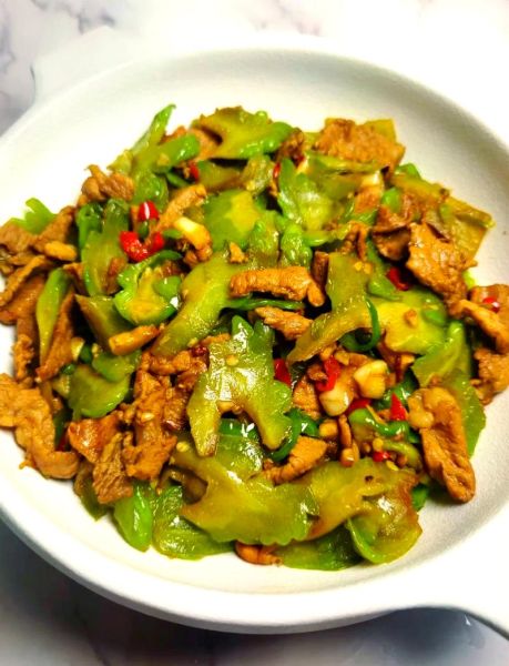 肉炒苦瓜怎么炒不苦_苦瓜炒肉先炒哪个
