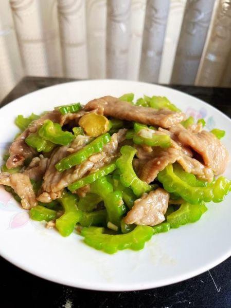 肉炒苦瓜怎么炒不苦_苦瓜炒肉先炒哪个