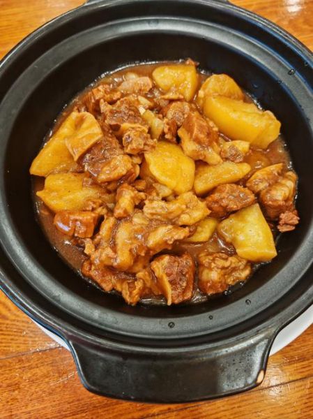 土豆炖牛肉的家常做法_怎么炖才软烂入味