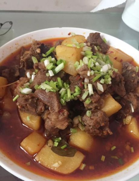 土豆炖牛肉的家常做法_怎么炖才软烂入味