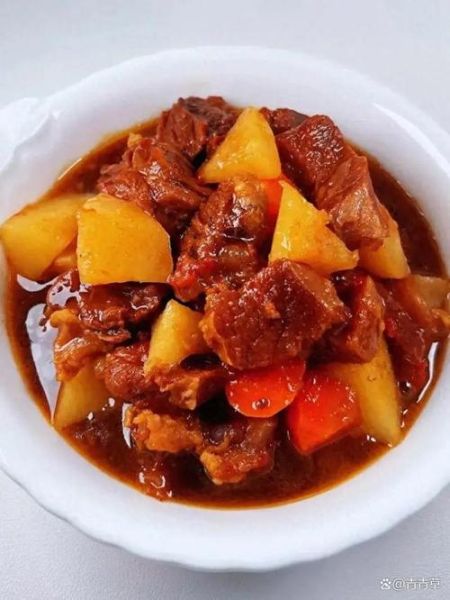 土豆炖牛肉的家常做法_怎么炖才软烂入味