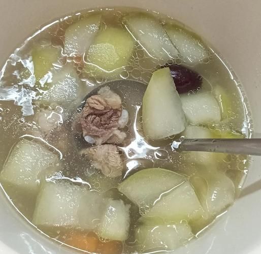 冬瓜炖排骨怎么做_冬瓜炖排骨要焯水吗