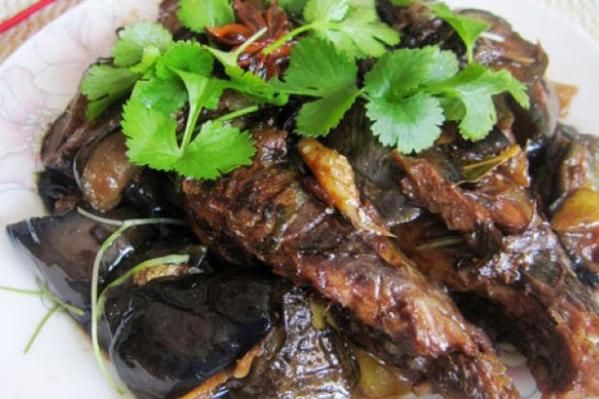 鲅鱼炖茄子怎么做_鲅鱼炖茄子家常做法