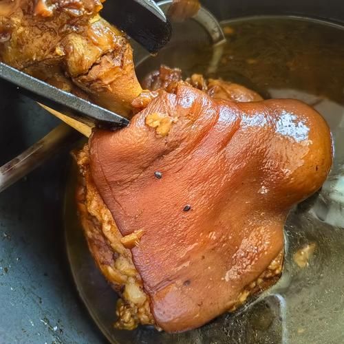 炖肘子怎么做好吃_家常炖肘子最正宗的做法